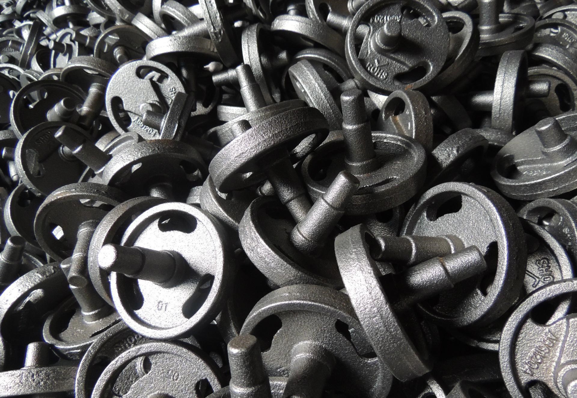 Hogyan lehet kezelni a hidegfalú kis részek hidegszigetelési hibáit a gömbölyű vas vékonyfalú kis részeiben?