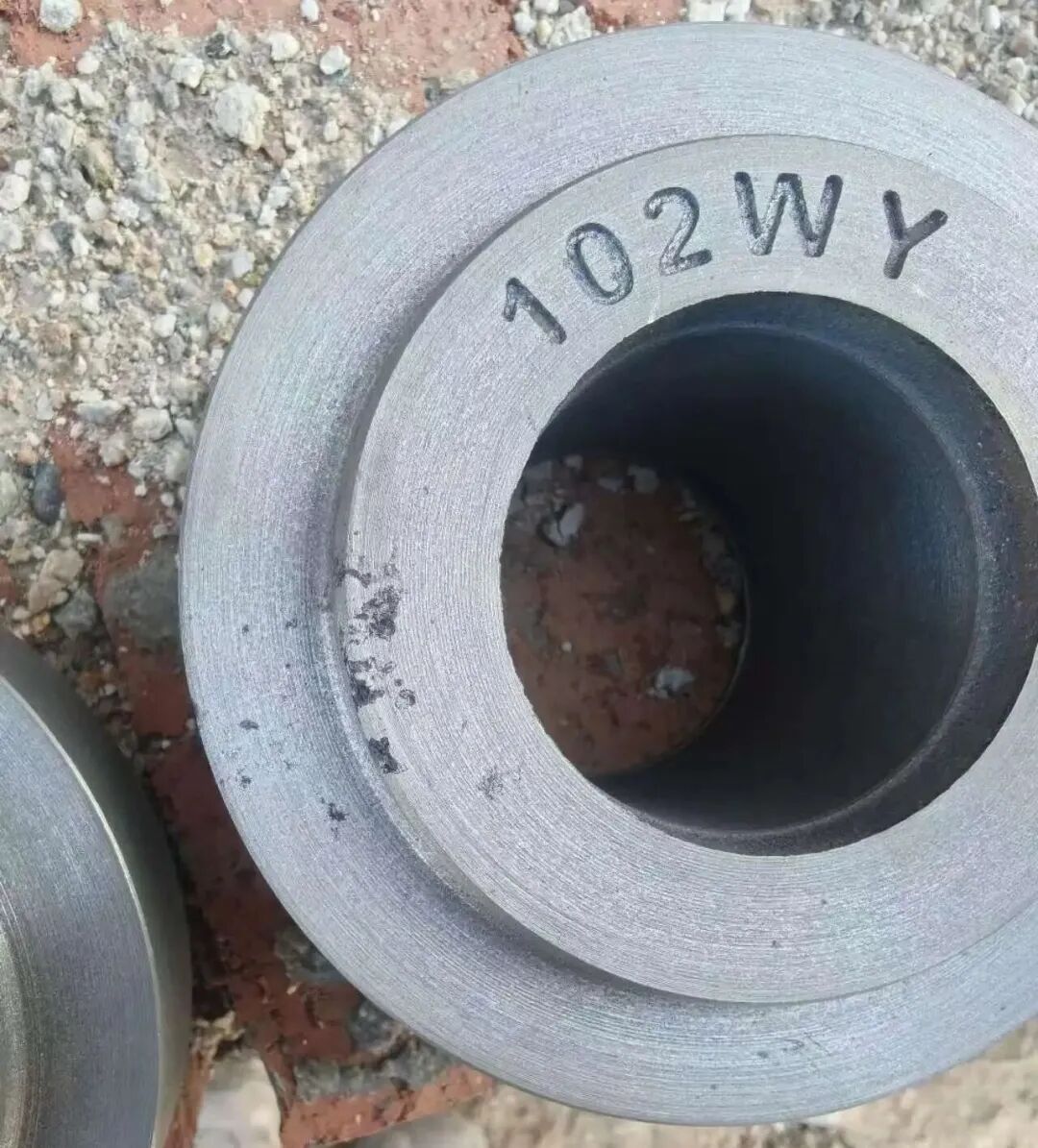 Milyen jellemzői vannak a homoköblítési hibáknak a szürkeöntöttvas alkatrészek zöldhomok felhasználásával történő gyártása során? Mi a különbség a salakos szemhibák között?