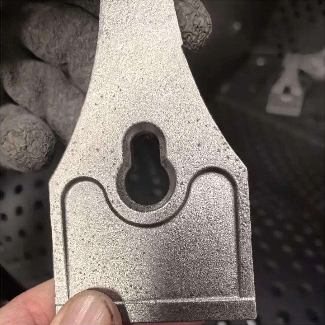 410 rozsdamentes acél alkatrész gyártása szilikaszollal, 205 gramm tömegű, felületi oxidációs folthibákkal: okok és megoldások