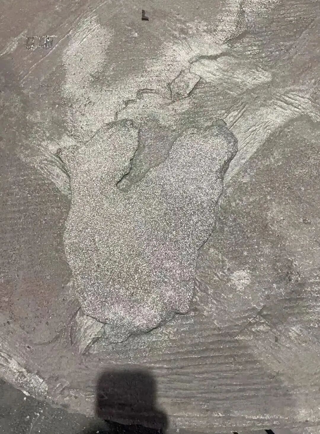 Hogyan lehet megoldani a műgyanta homoköntéssel előállított szürkeöntöttvas alkatrészek felső felületén lévő hibákat, például homokpattanásokat?